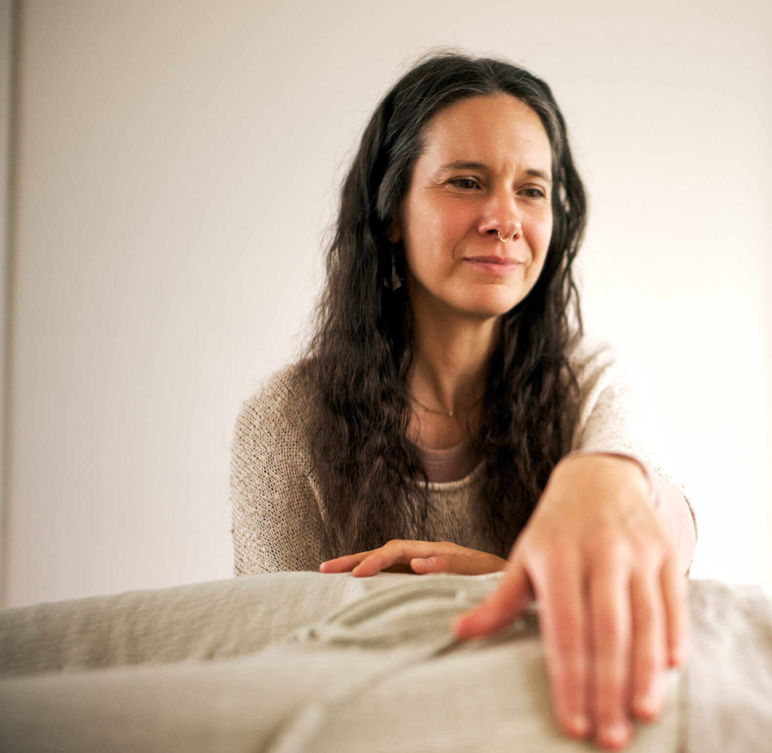 Doris Berger, Cranio-Sacral-Praktikerin, an der Behandlungsliege in Schwertberg nahe Perg