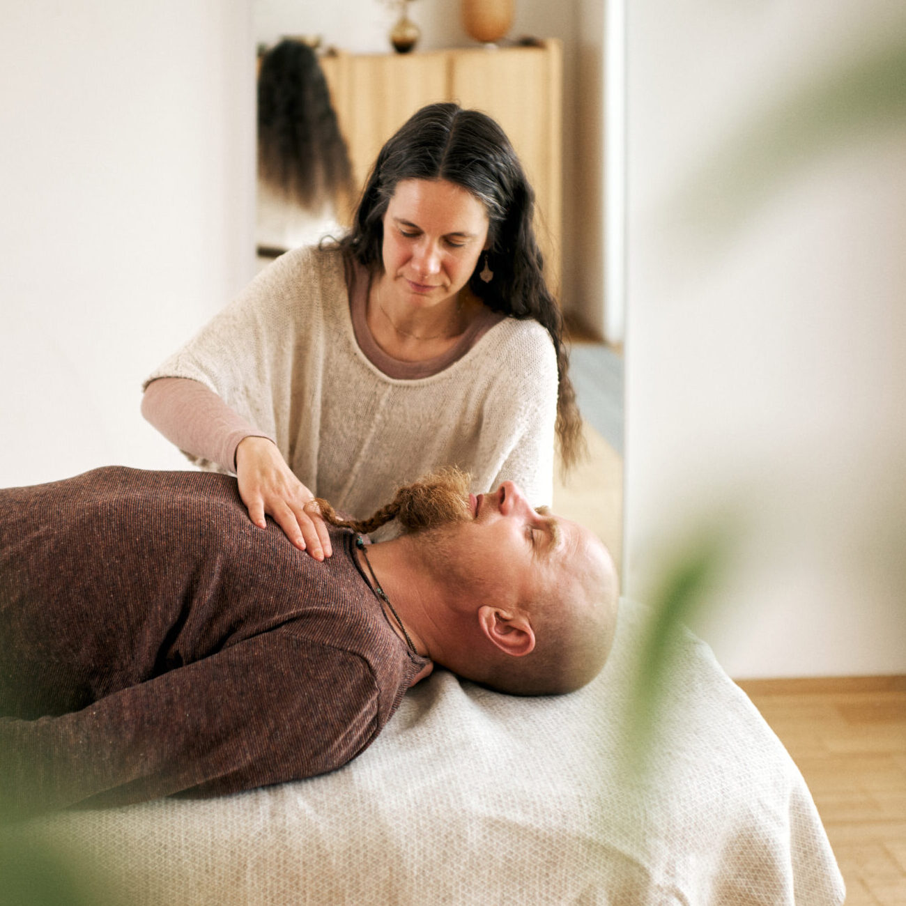 Doris Berger bei einer craniosacralen Behandlung in ihrem Praxisraum in Schwertberg
